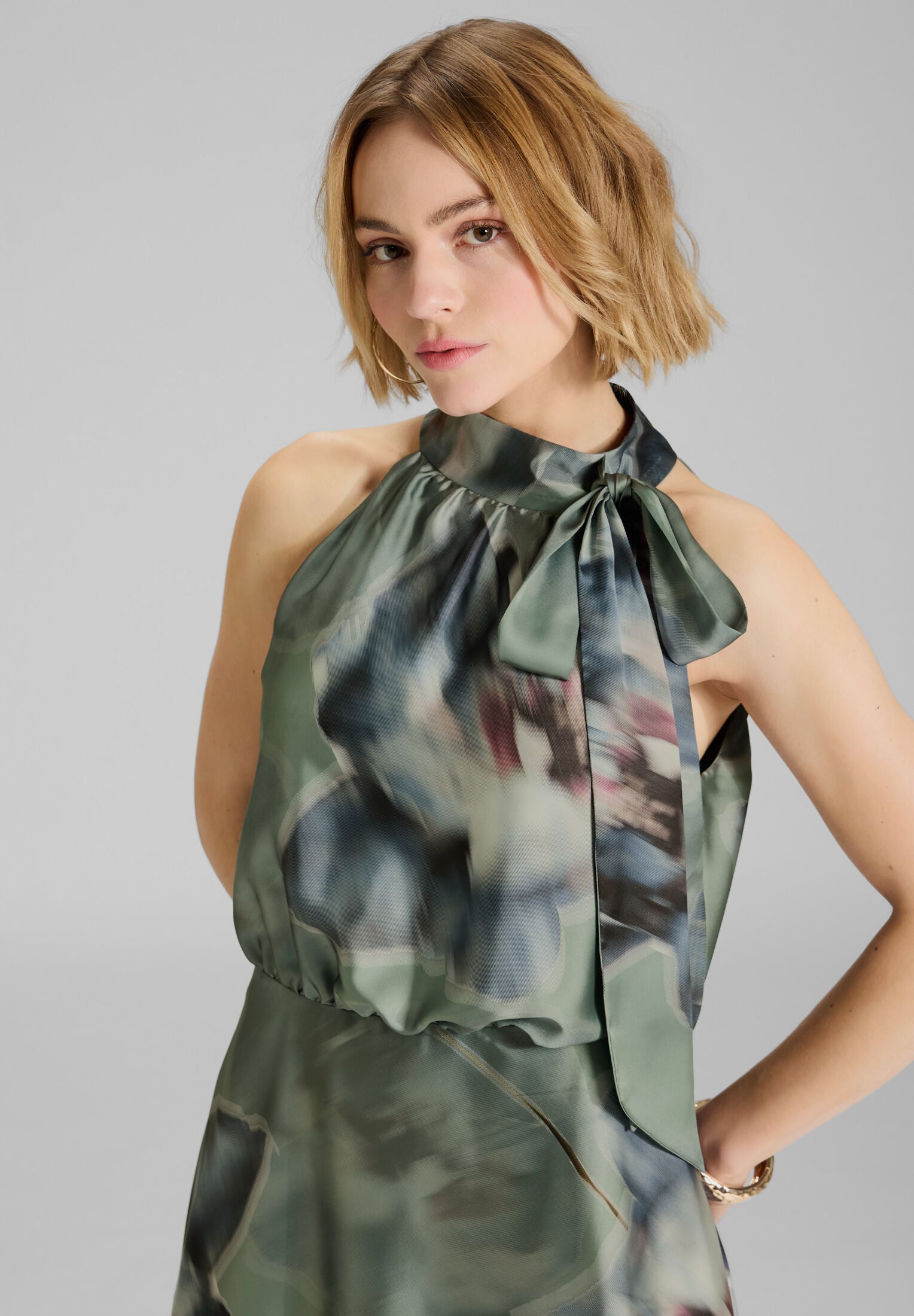 Bedrucktes Cocktailkleid mit Schluppe aus nachhaltigem Satin