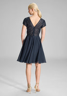 Besticktes Chiffonkleid mit kurzen Ärmeln