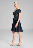 Besticktes Chiffonkleid mit kurzen Ärmeln