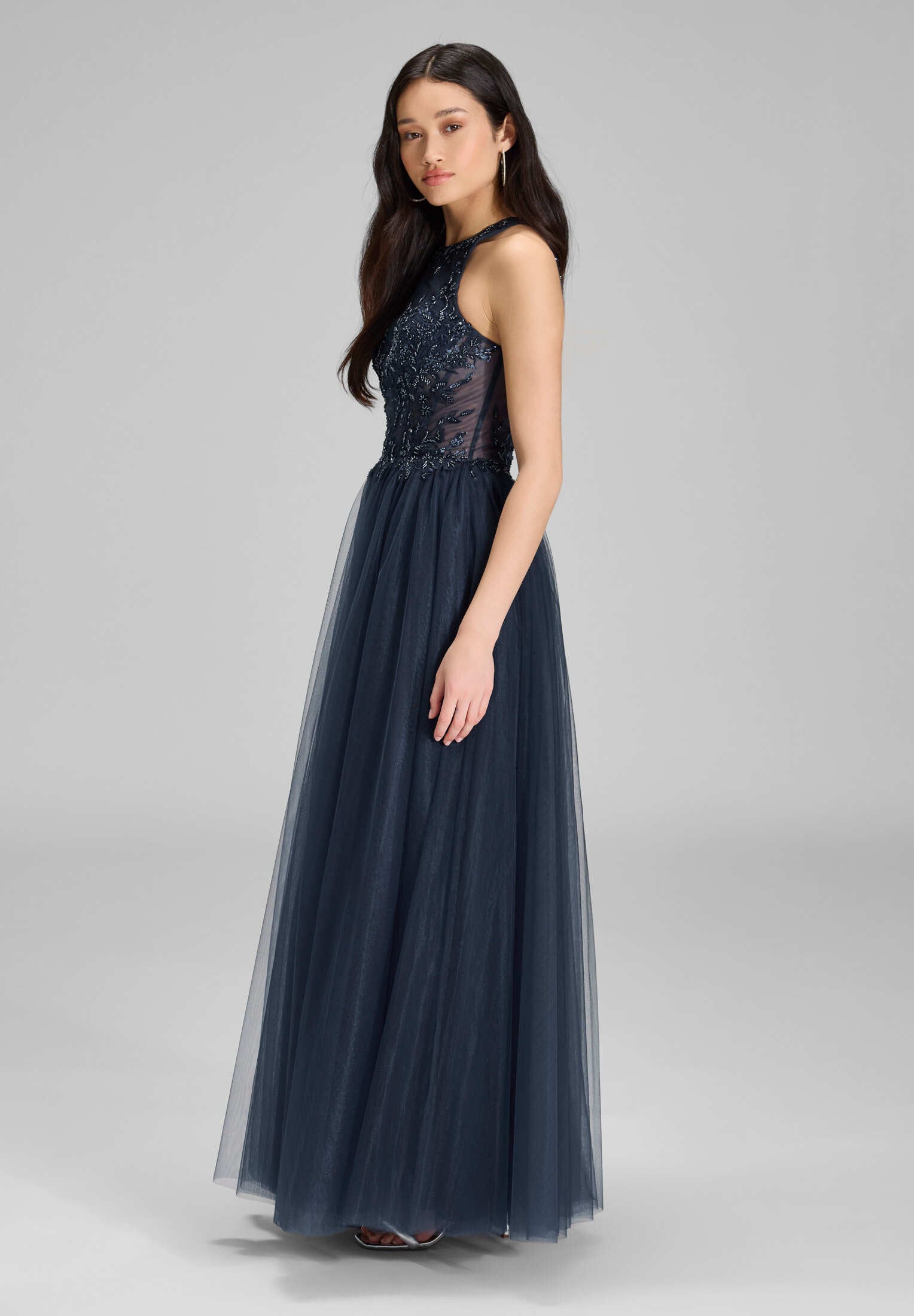 Bodenlanges Tüllkleid mit Stickerei