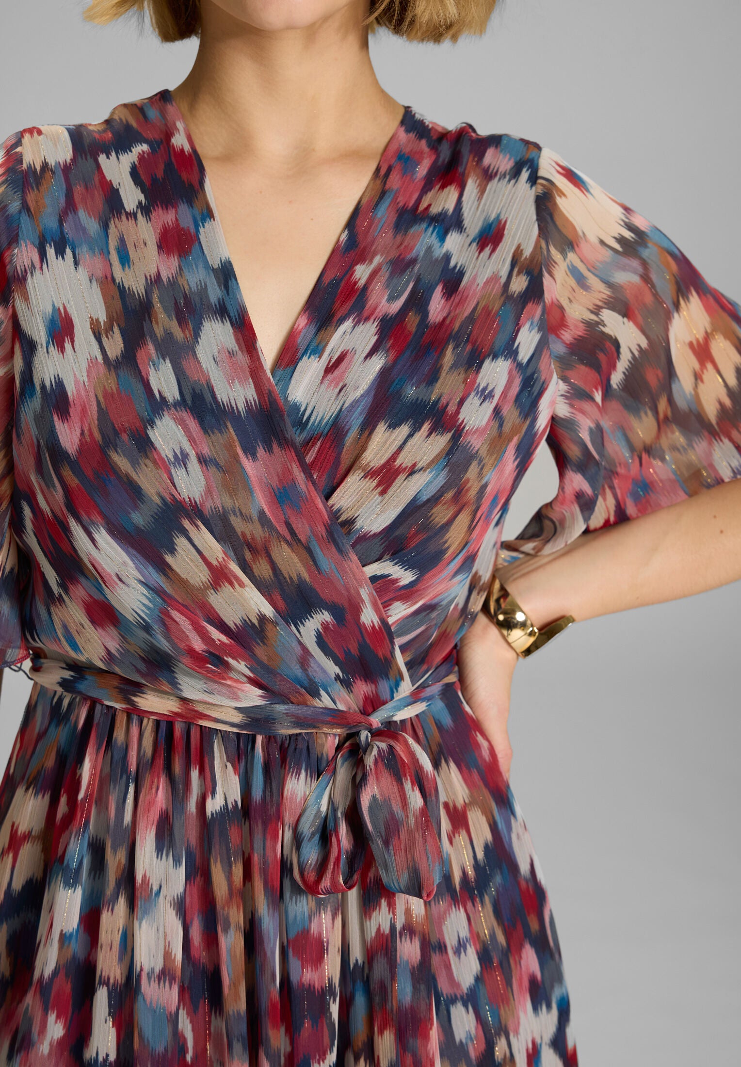 Maxikleid mit Flügelärmeln aus Chiffon mit Ikat Print