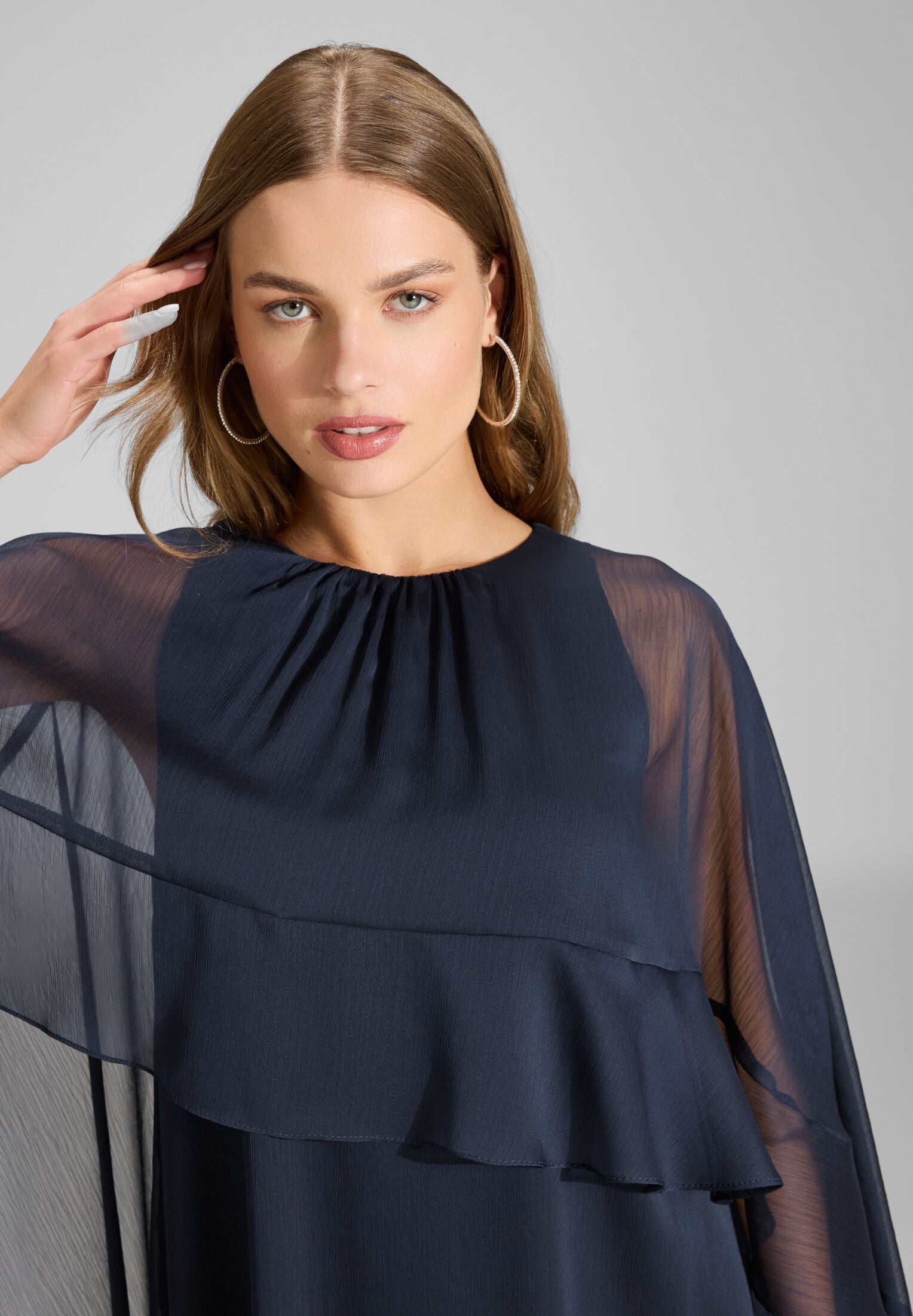 Kurzes Cape-Kleid aus Crinkle Chiffon mit Volants