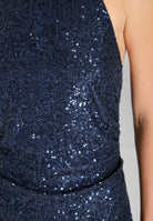 Figurbetontes Abendkleid aus elastischer Paillette mit amerikanischem Ausschnitt