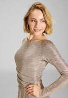 Abendkleid in 7/8 Länge aus foliertem Jersey mit Beinschlitz