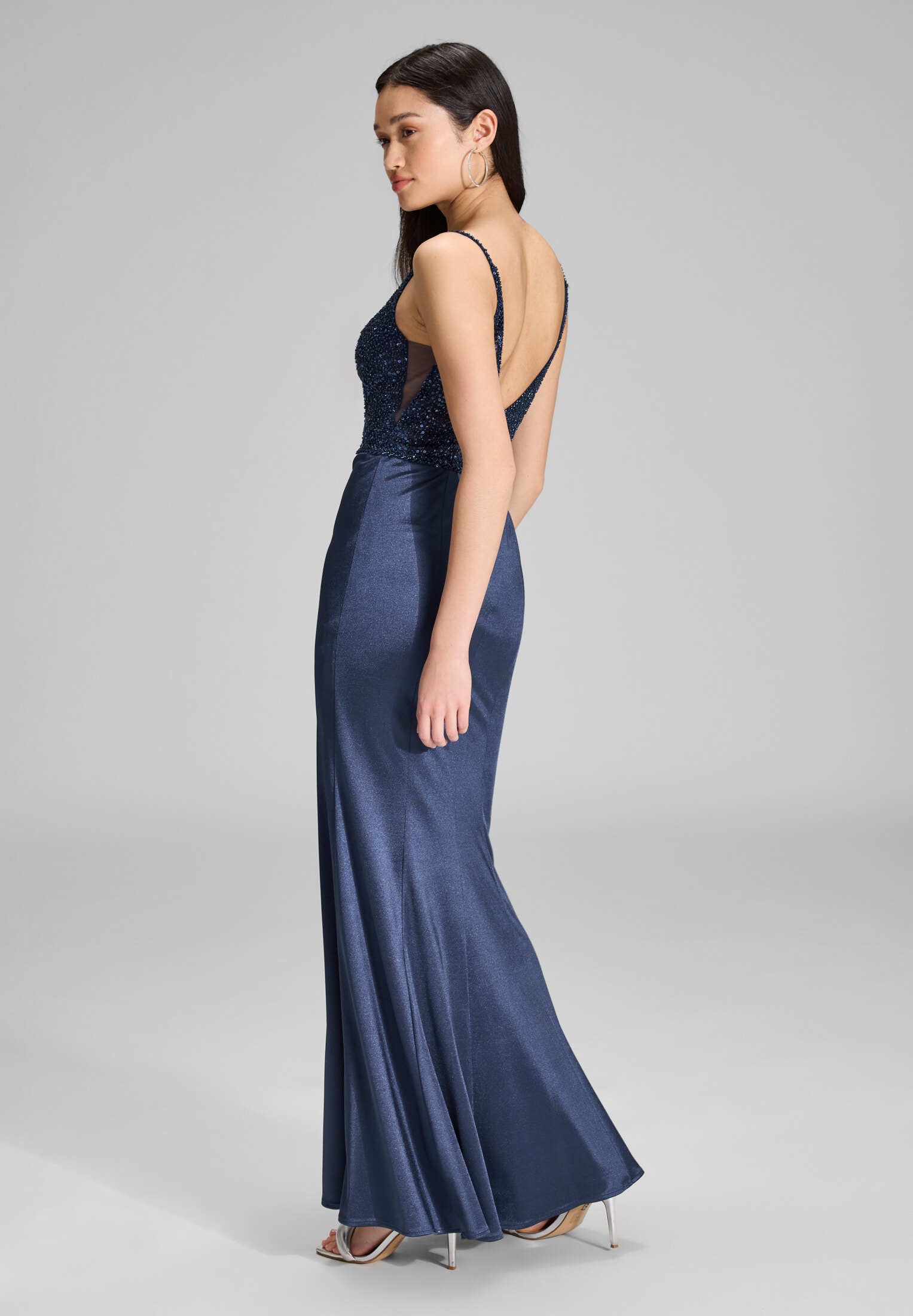 Abendkleid mit feiner Stickerei