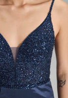 Abendkleid mit feiner Stickerei