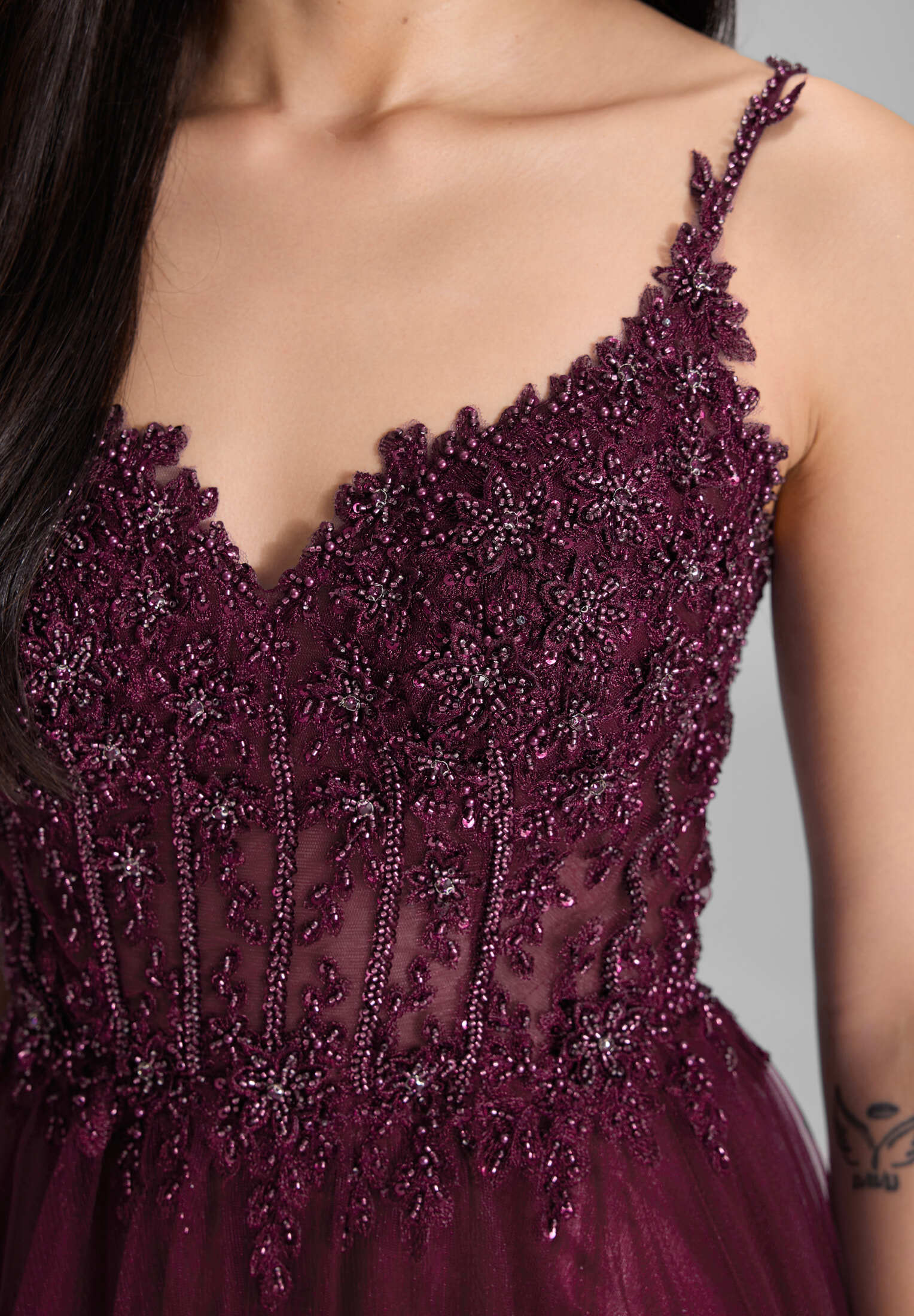 Ausgestelltes Tüllkleid mit Stickerei