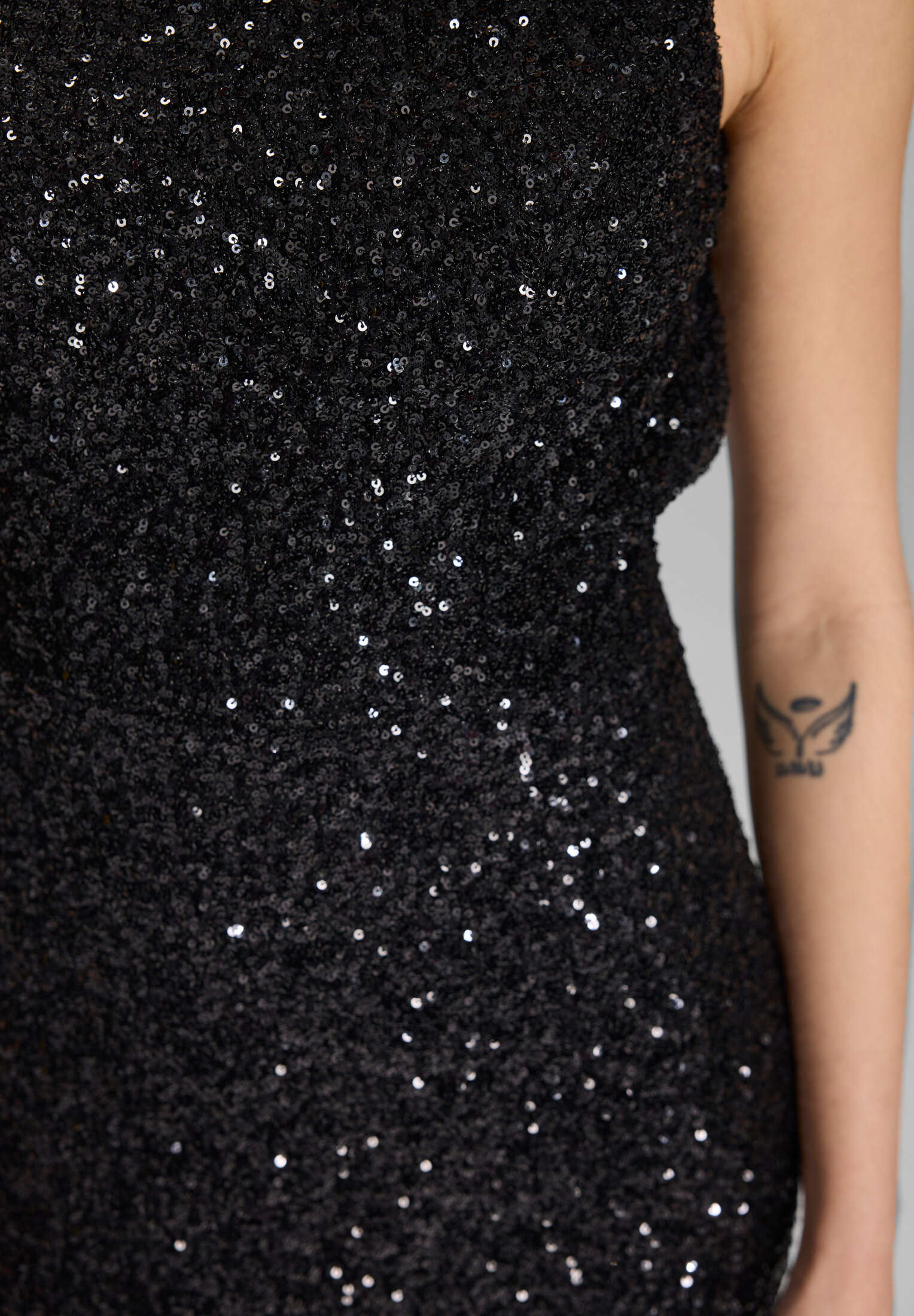 Hochgeschlossenes Paillettenkleid mit Rückenausschnitt