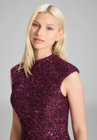 Hochgeschlossenes Paillettenkleid mit Rückenausschnitt