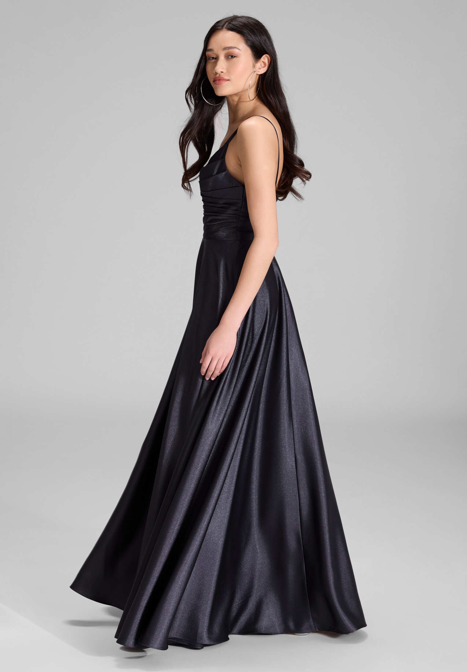 Schimmerndes Abendkleid mit drapiertem Top