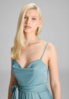 Satin Jumpsuit mit angedeutetem Wasserfallausschnitt