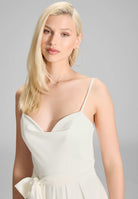 Satin Jumpsuit mit angedeutetem Wasserfallausschnitt