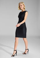Cocktailkleid aus foliertem Jersey in Bouclé Optik mit Drapierungen