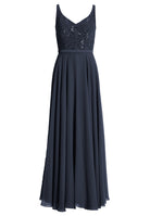 Abendkleid aus Material-Mix mit weit schwingendem Rock