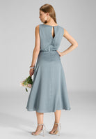 Cocktailkleid aus gehämmertem Satin mit Wasserfall Ausschnitt