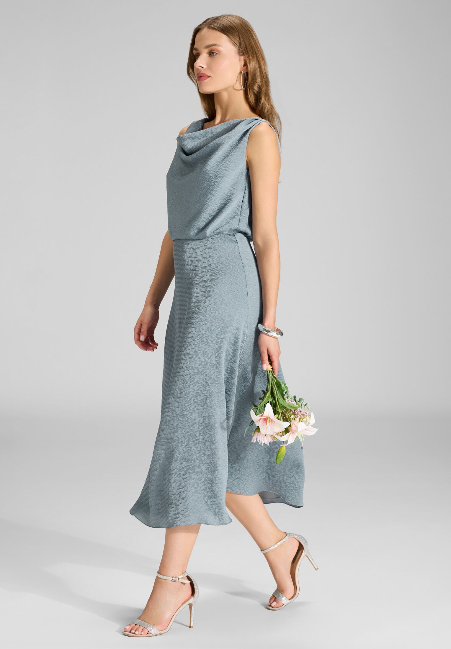 Cocktailkleid aus gehämmertem Satin mit Wasserfall Ausschnitt