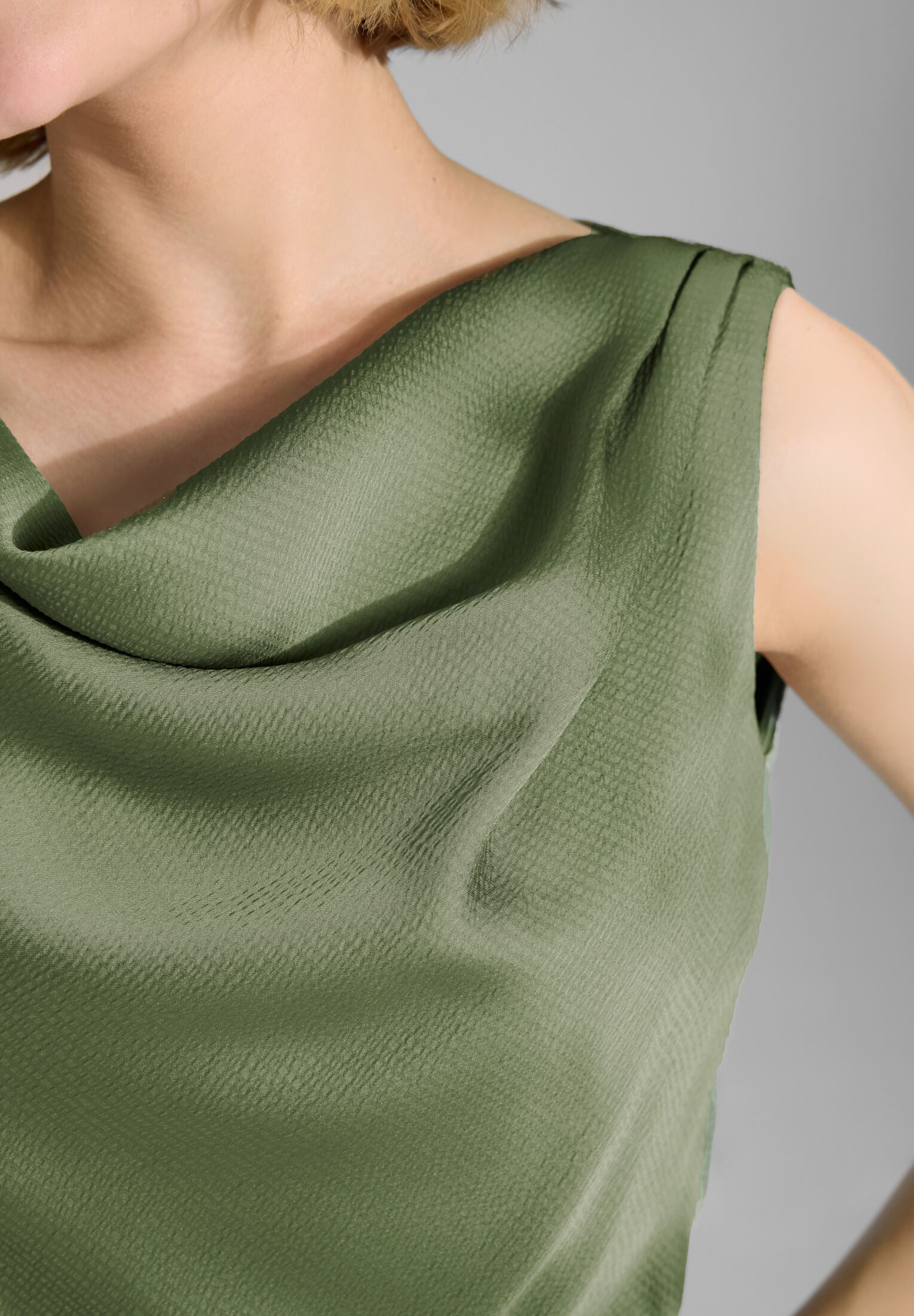 Cocktailkleid aus gehämmertem Satin mit Wasserfall Ausschnitt