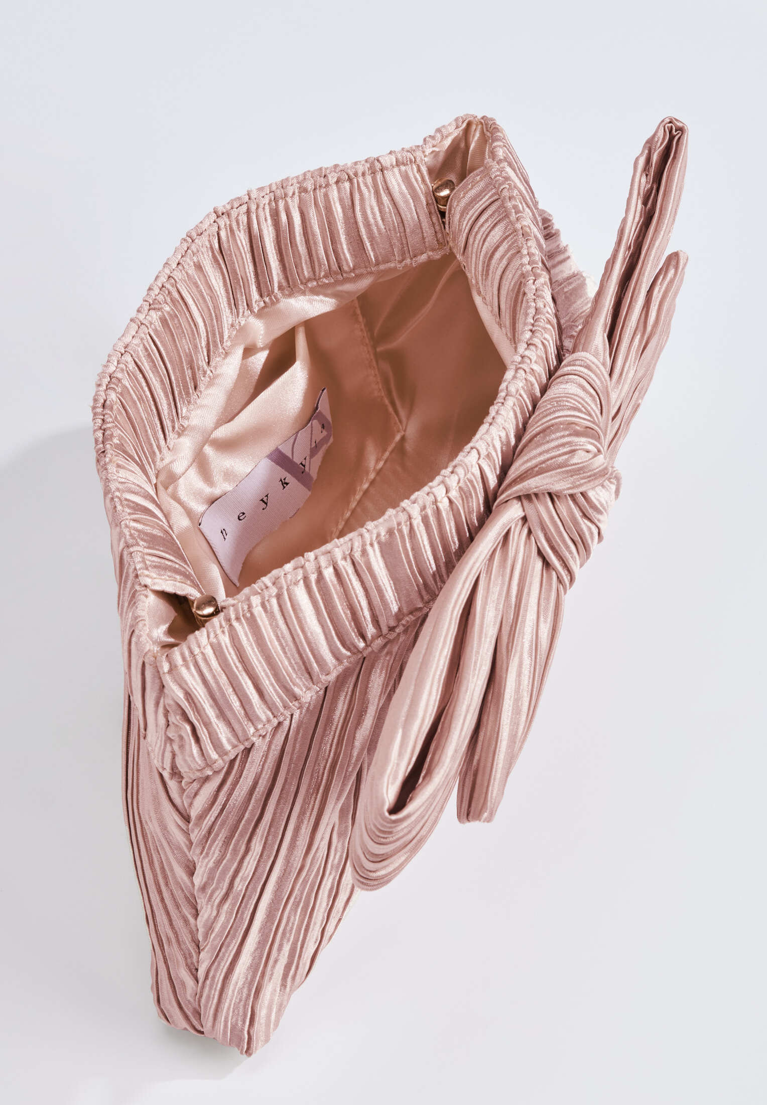 Abendtasche mit Schleifenapplikation