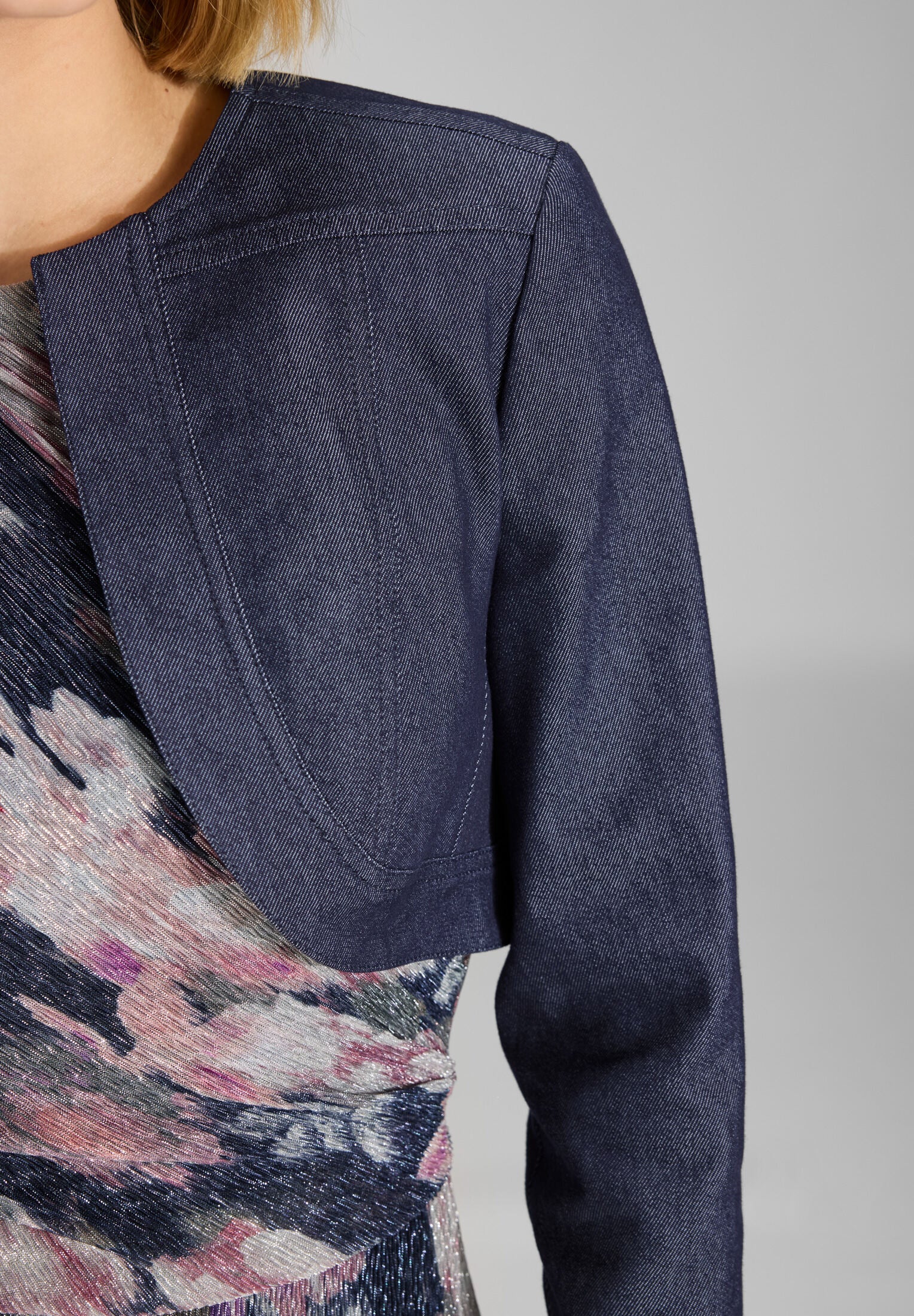 kurze Jeansjacke aus Stretch Denim