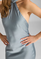 Abendkleid aus nachhaltigem Satin mit Stehkragen