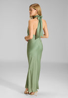 Abendkleid aus nachhaltigem Satin mit Stehkragen