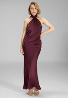 Abendkleid aus nachhaltigem Satin mit Stehkragen merlot red