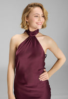 Abendkleid aus nachhaltigem Satin mit Stehkragen