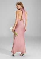 Abendkleid aus nachhaltigem Satin mit Stehkragen