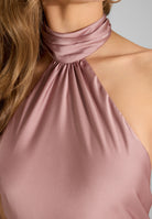 Abendkleid aus nachhaltigem Satin mit Stehkragen