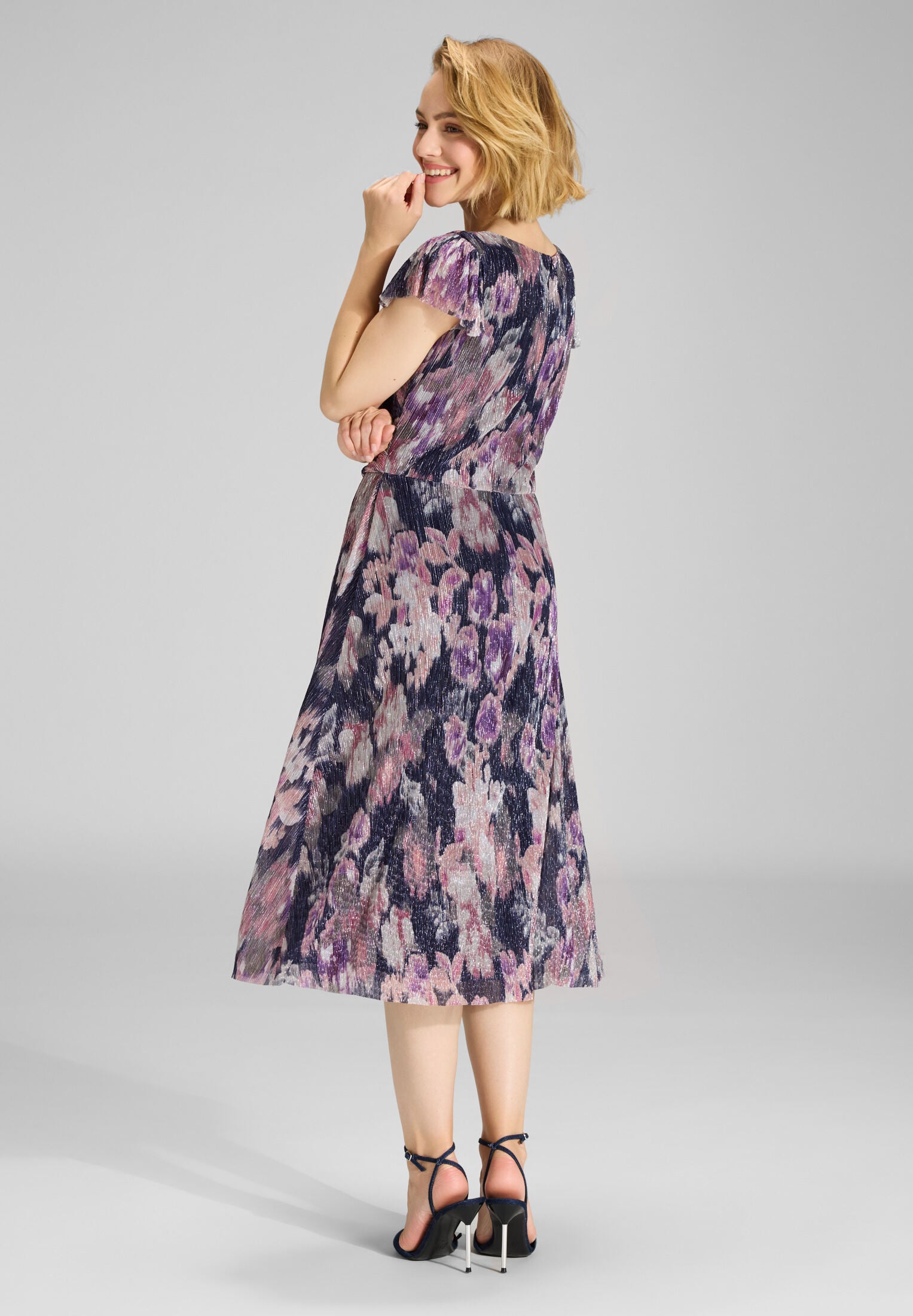 Midi Kleid aus bedrucktem Plissee Jersey mit kurzen Ärmeln