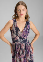 Cocktailkleid aus bedrucktem Plissee Jersey mit V-Ausschnitt