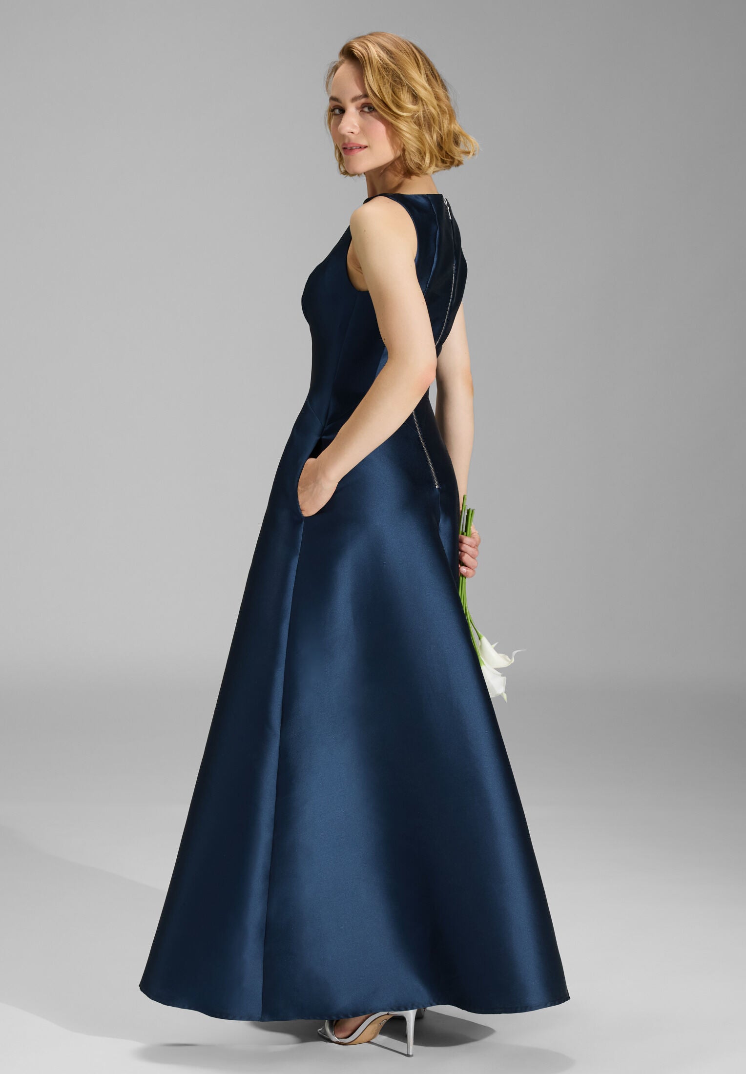 Robenartiges Abendkleid mit Eingrifftaschen