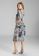 Midi Kleid aus bedrucktem Mesh in Wickel Optik