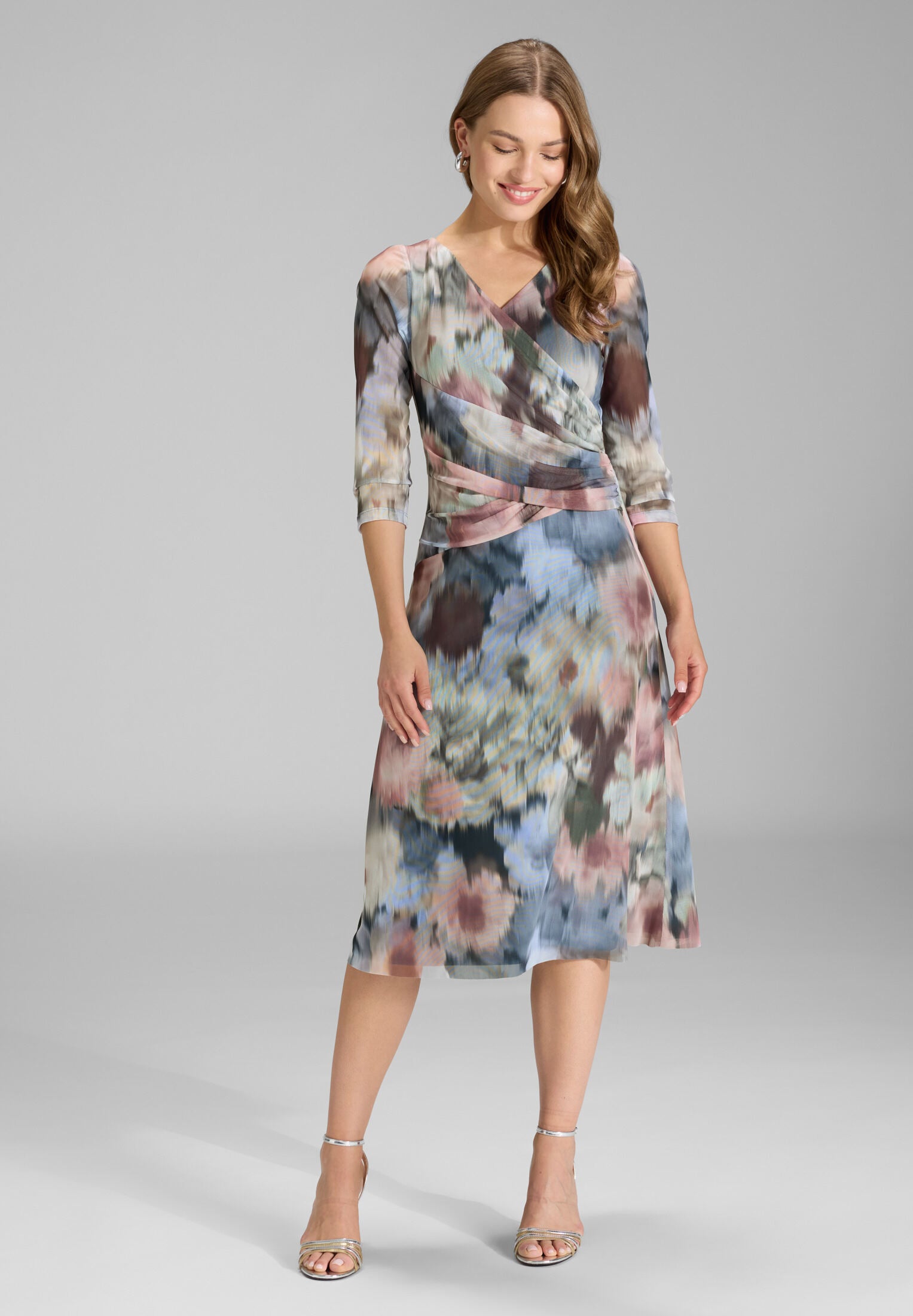 Midi Kleid aus bedrucktem Mesh in Wickel Optik ice blue | multi