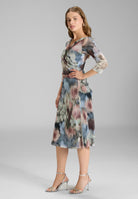 Midi Kleid aus bedrucktem Mesh in Wickel Optik