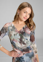 Midi Kleid aus bedrucktem Mesh in Wickel Optik
