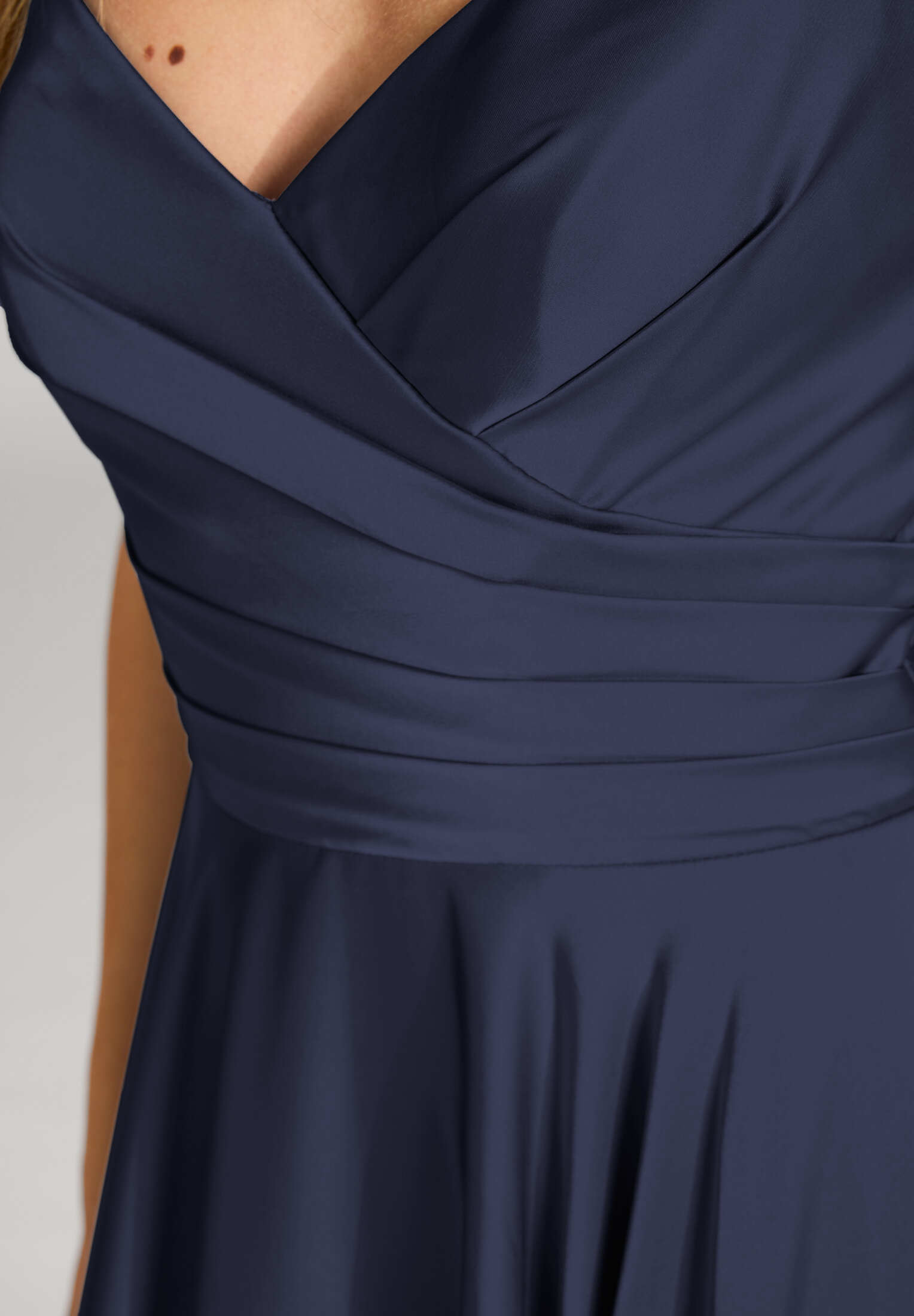 Satinkleid mit Schnürung am Rücken