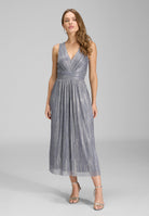 Cocktailkleid aus glänzendem Plissee Jersey mit V-Ausschnitt ice blue | gold
