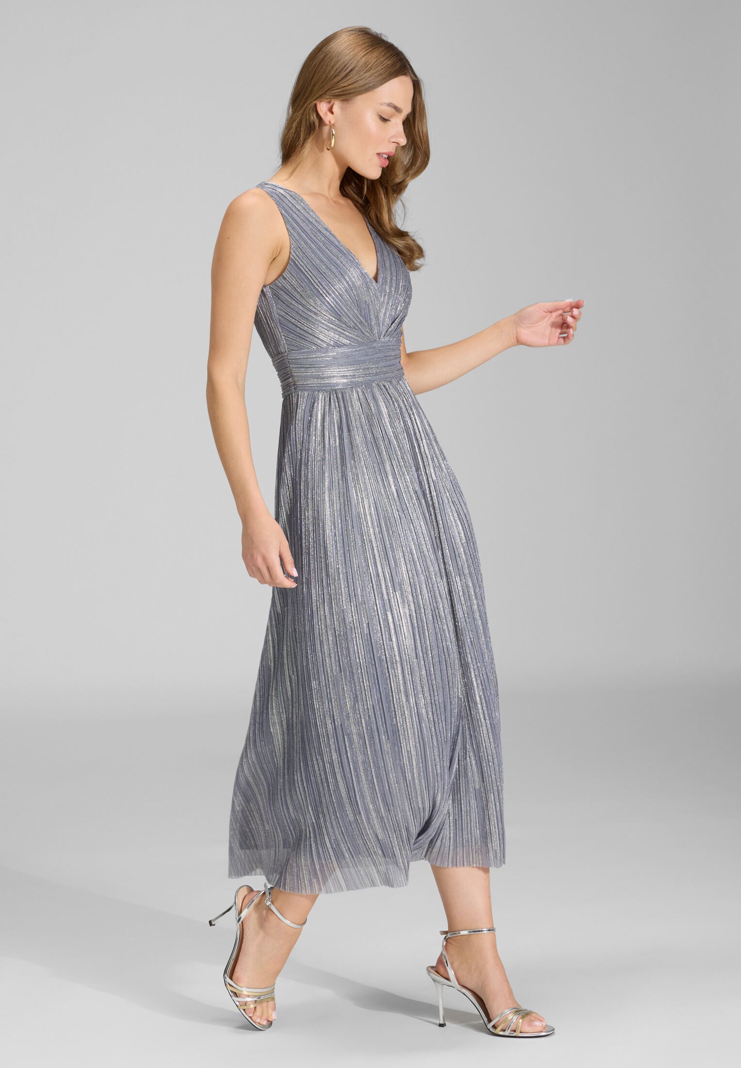 Cocktailkleid aus glänzendem Plissee Jersey mit V-Ausschnitt