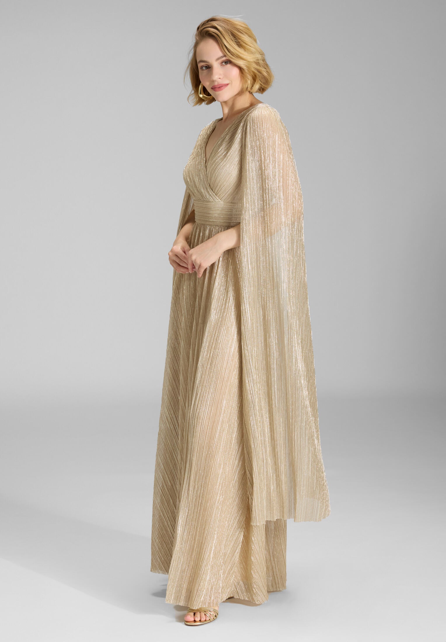 Abendkleid aus glänzendem Plissee Jersey mit langen Cape Ärmeln