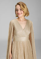 Abendkleid aus glänzendem Plissee Jersey mit langen Cape Ärmeln