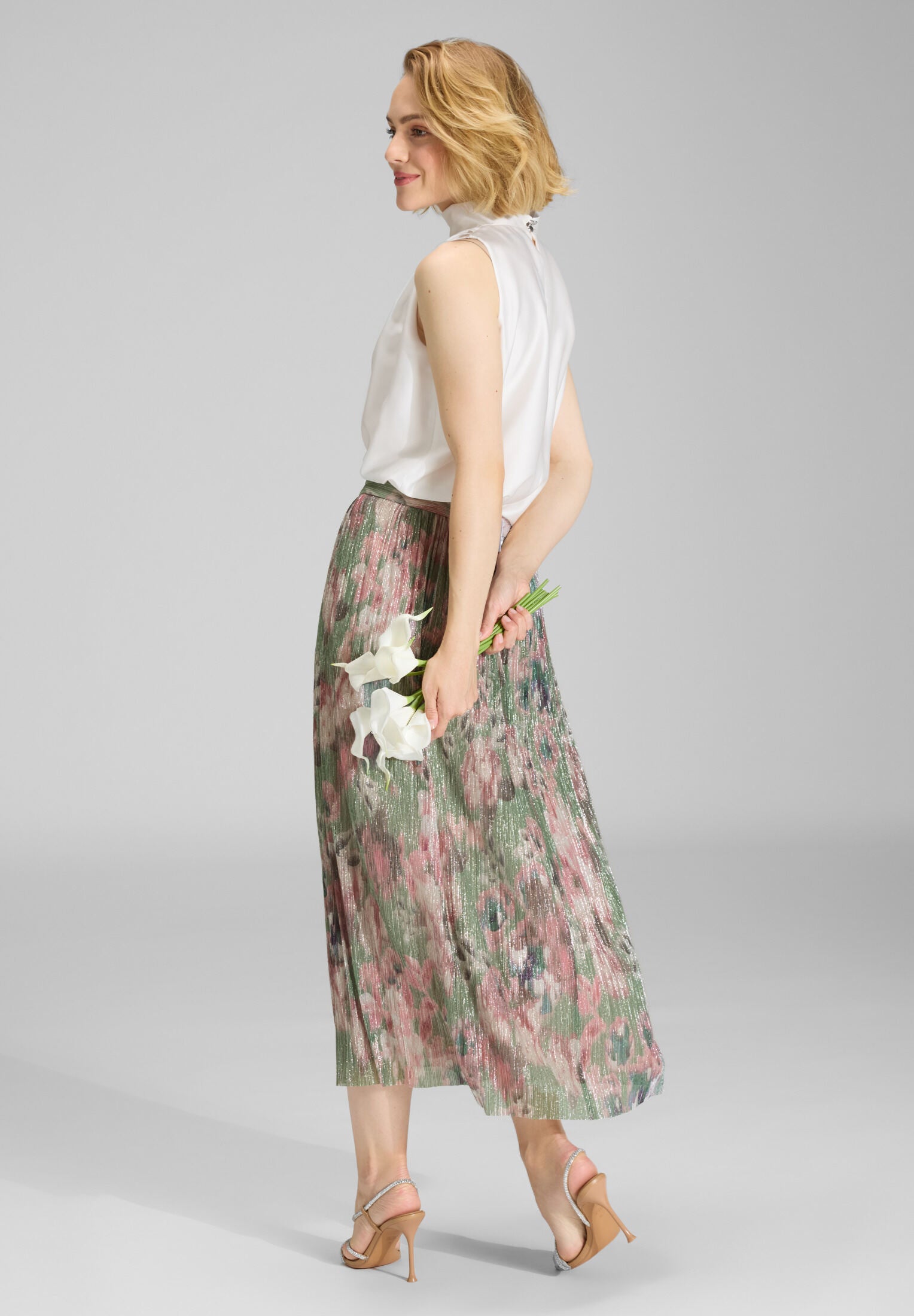 Ärmelloses Top aus nachhaltigem Satin mit Drapierung am Kragen