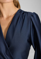 Cocktailkleid aus nachhaltigem Satin mit Wickel Oberteil und Tellerrock