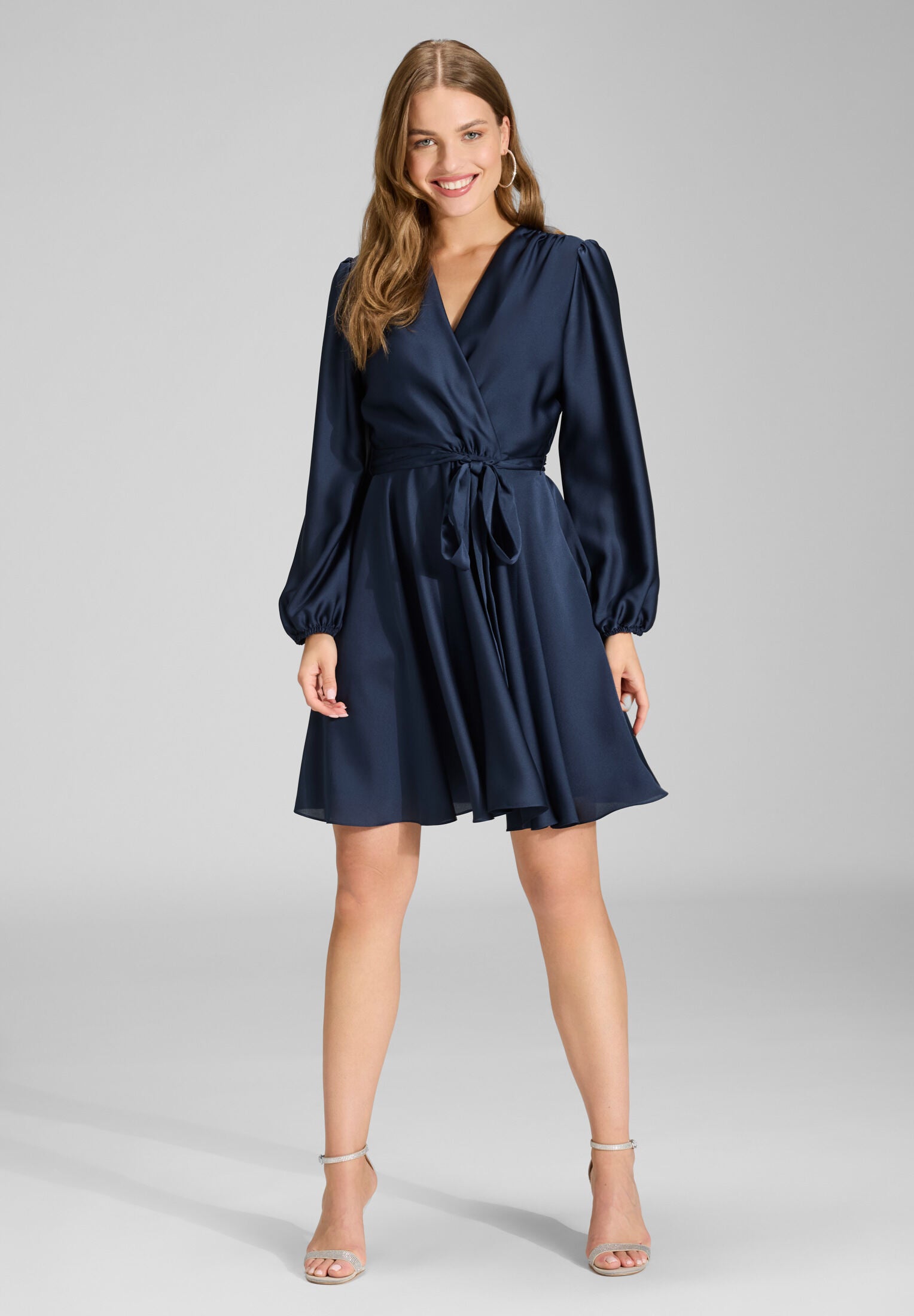Cocktailkleid aus nachhaltigem Satin mit Wickel Oberteil und Tellerrock navy