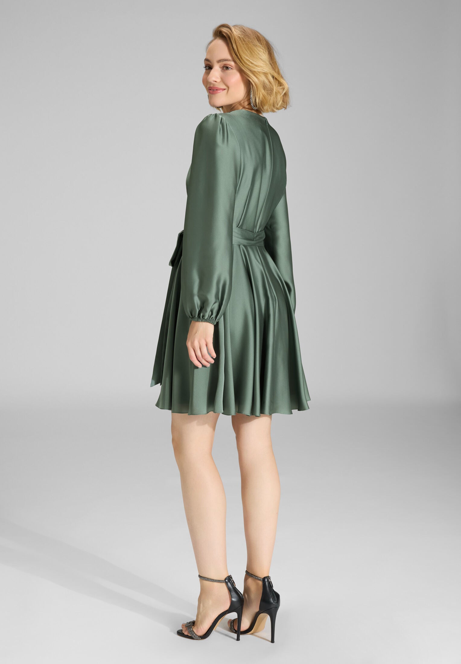 Cocktailkleid aus nachhaltigem Satin mit Wickel Oberteil und Tellerrock