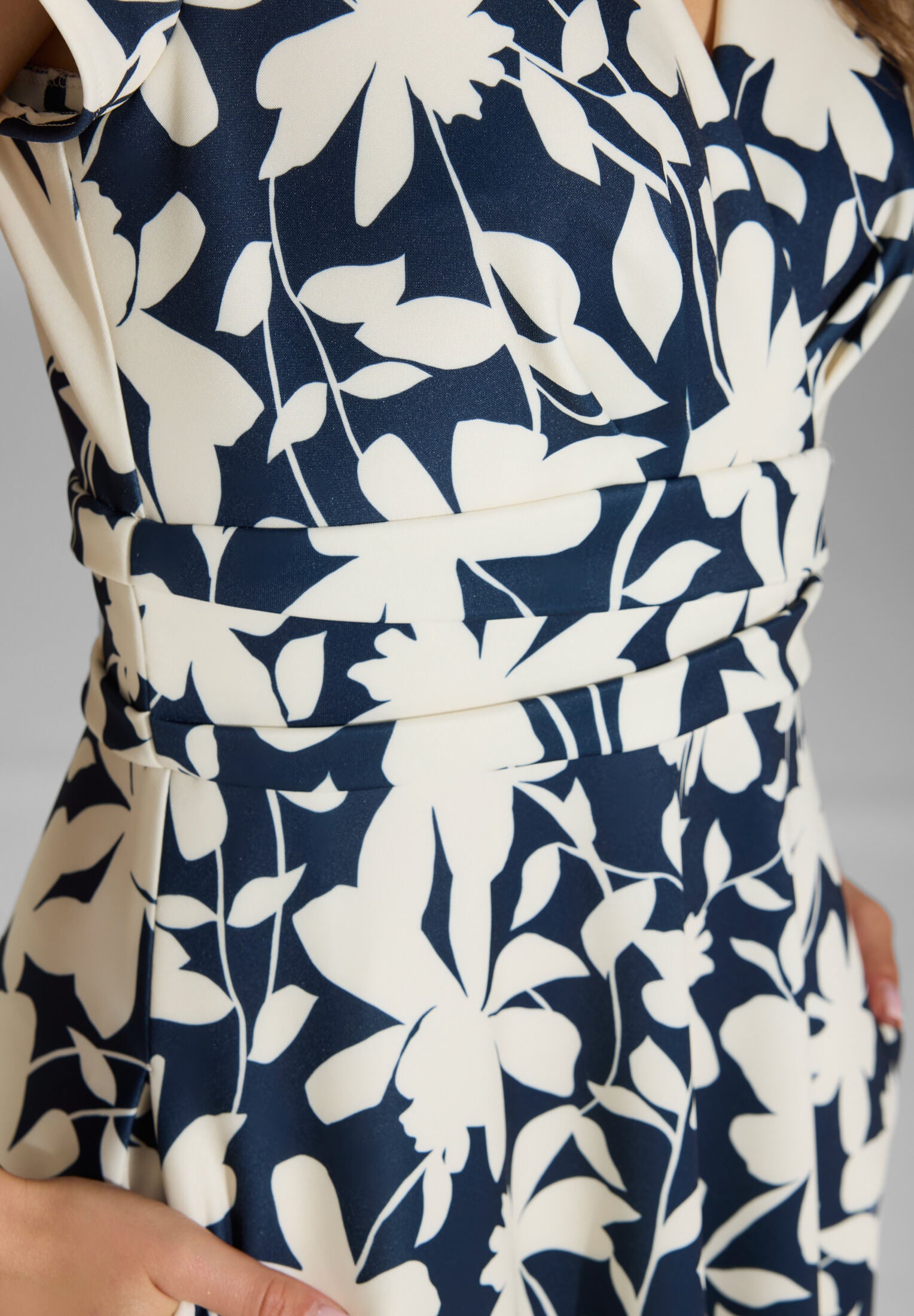 Midi Kleid aus bedrucktem Scuba