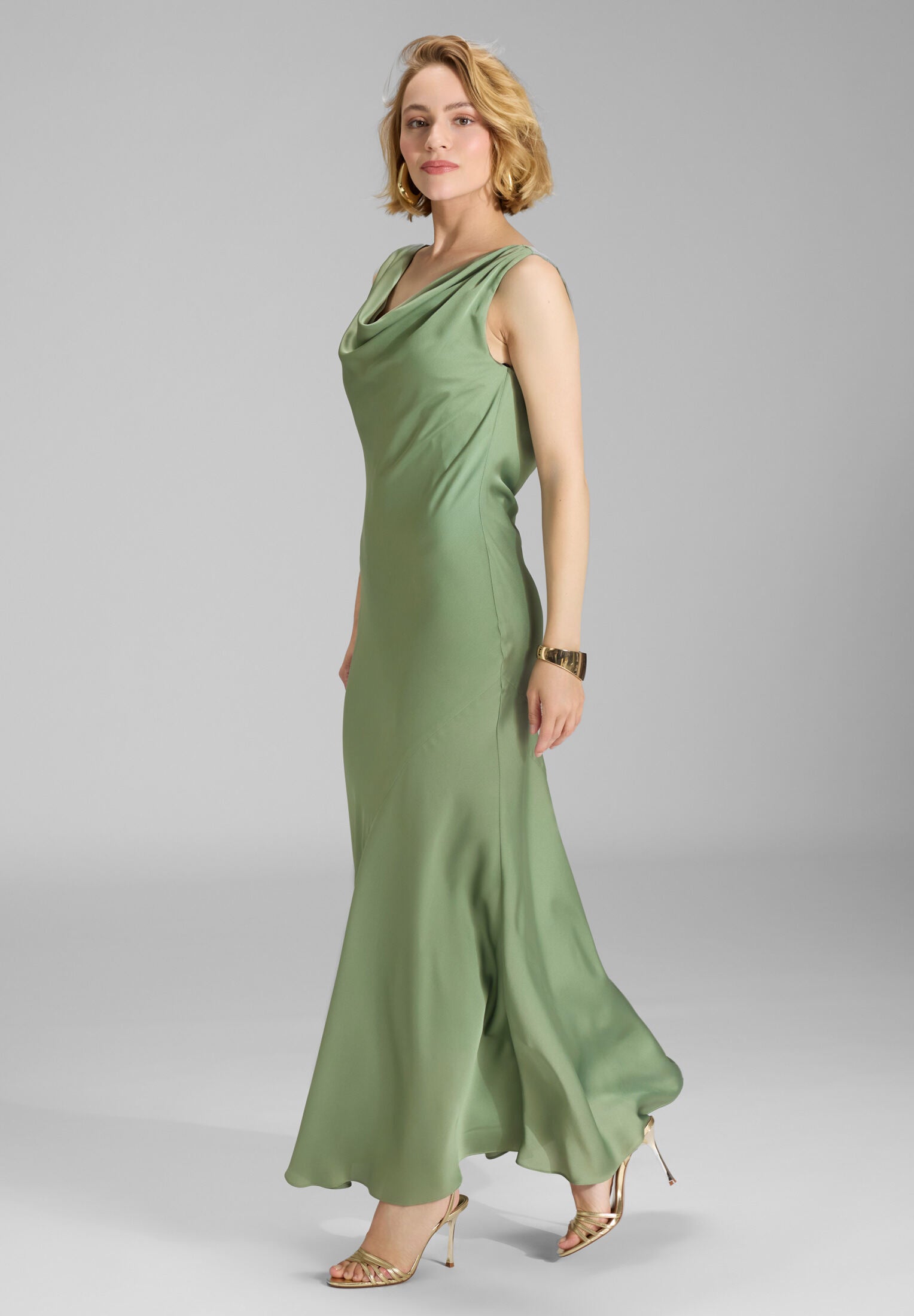 Abendkleid aus nachhaltigem Satin mit Wasserfall Ausschnitt