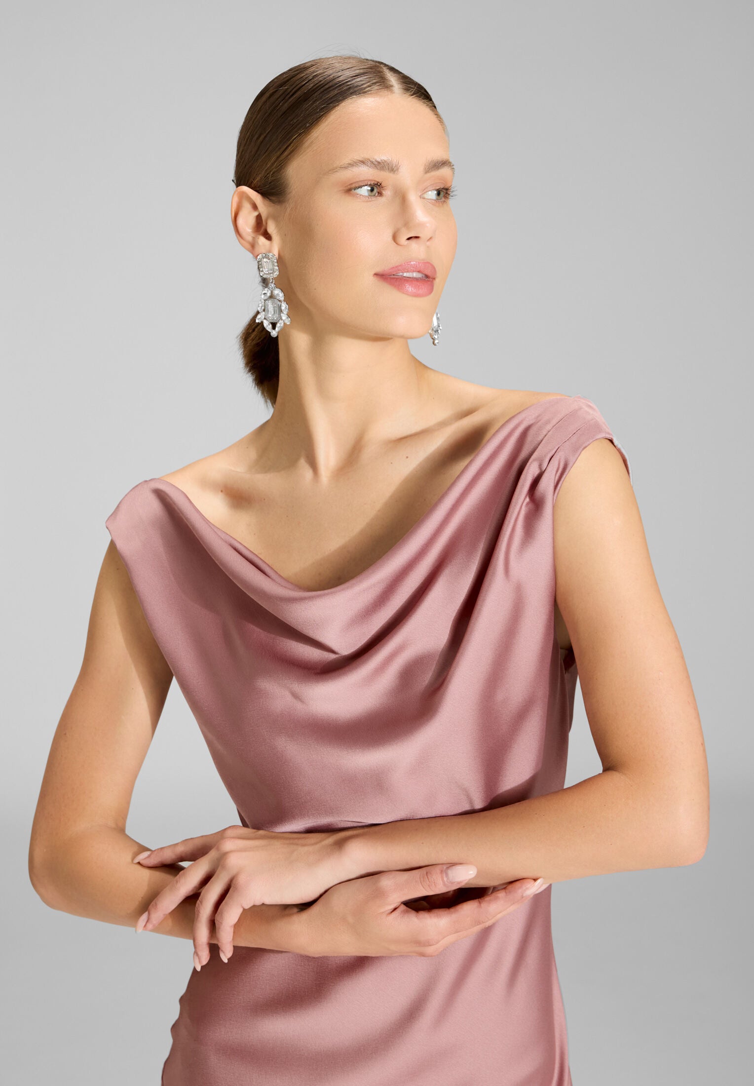 Abendkleid aus nachhaltigem Satin mit Wasserfall Ausschnitt