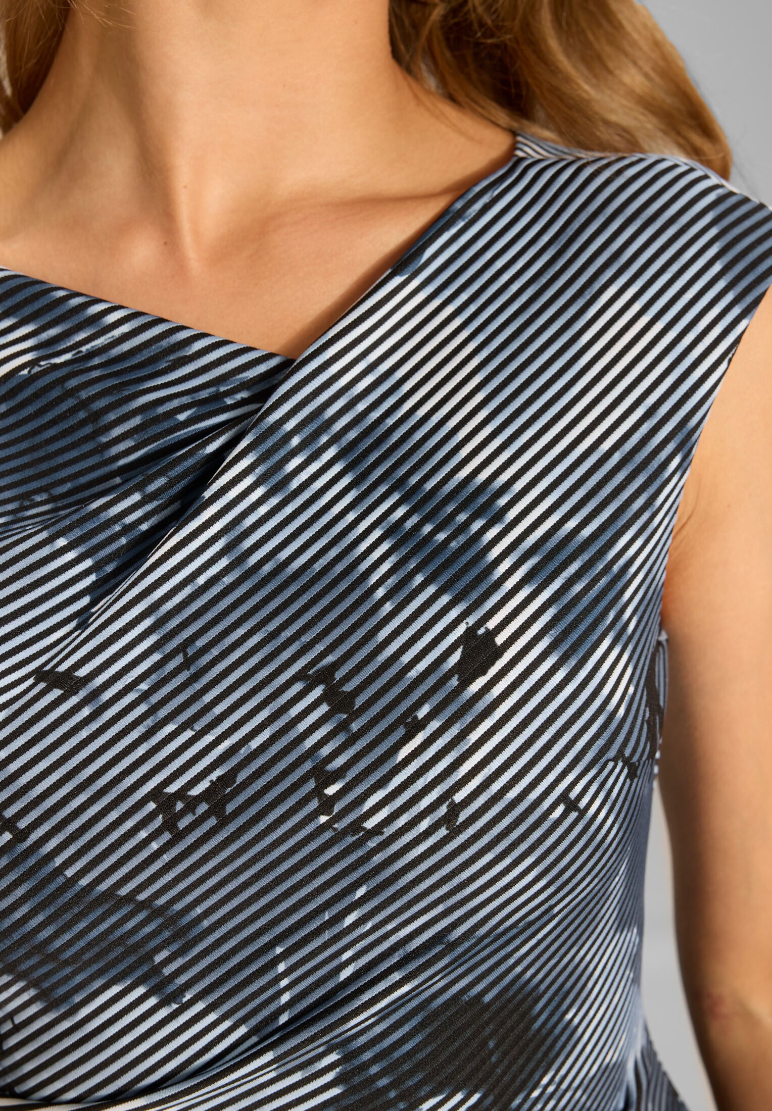 Etui Kleid aus bedrucktem Ottoman mit Drapierung