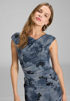 Etui Kleid aus bedrucktem Ottoman mit Drapierung